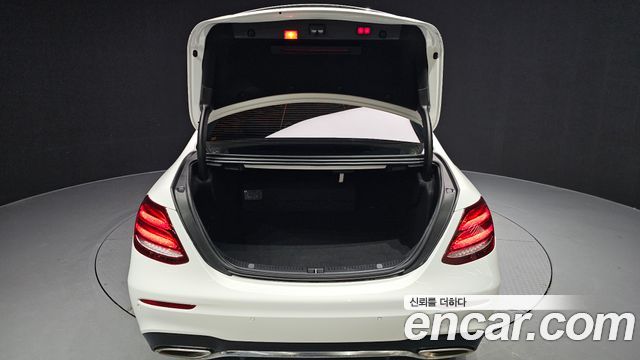 Mercedes-Benz E-Class 2018 — photo 20
