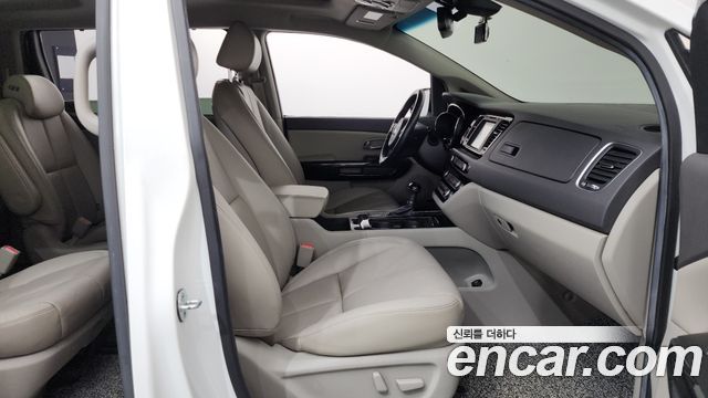 Kia Canival 2016 — photo 10