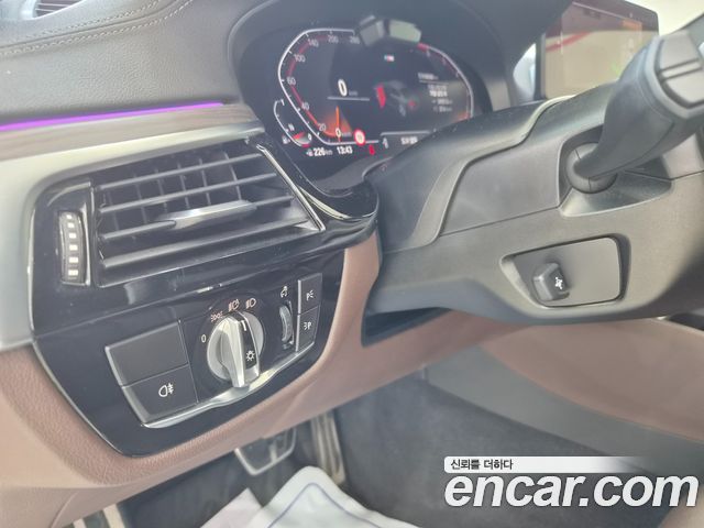 BMW 5-Series 2021 — photo 13