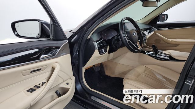 BMW 5-Series 2020 — photo 10