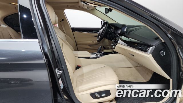 BMW 5-Series 2020 — photo 11