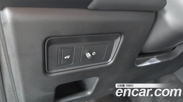 Land Rover Discovery 2022 — photo 18