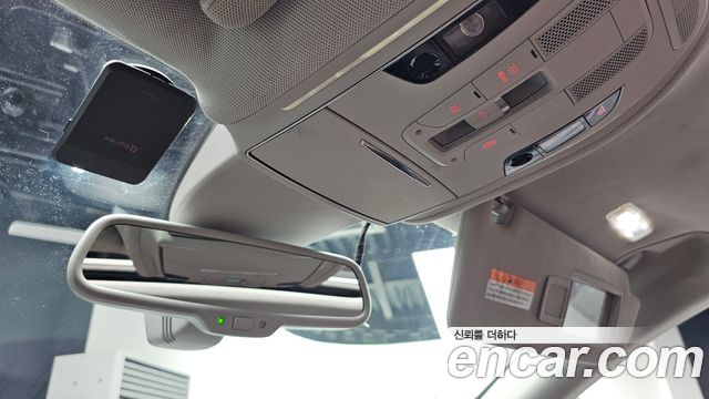 Audi A8 2011 — photo 18