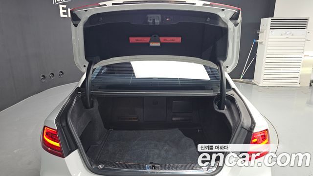 Audi A8 2011 — photo 20