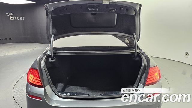 BMW 5-Series 2016 — photo 20