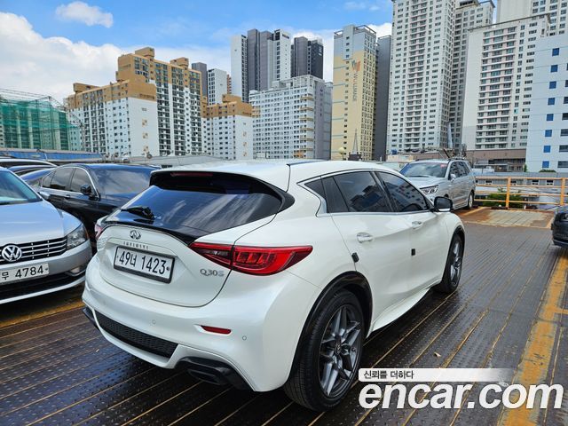 Infiniti Q30 2017 — photo 4