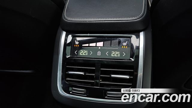 Volvo XC90 2021 — photo 18