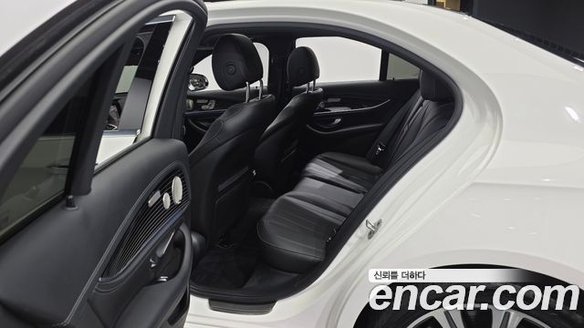 Mercedes-Benz E-Class 2021 — photo 17
