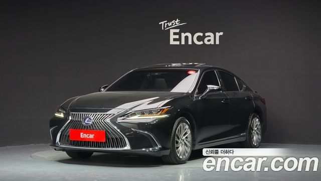 Lexus ES 2019 — photo 1