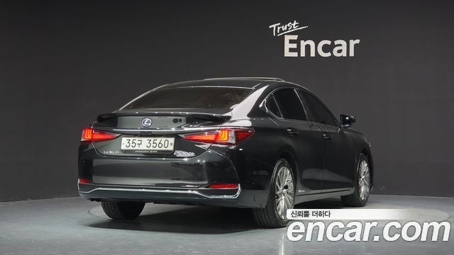 Lexus ES 2019 — photo 2