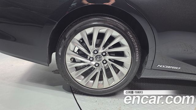 Lexus ES 2019 — photo 5