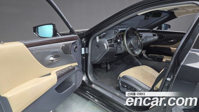 Lexus ES 2019 — photo 13