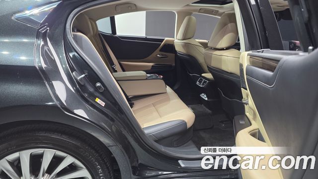 Lexus ES 2019 — photo 17