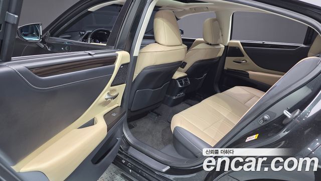 Lexus ES 2019 — photo 18
