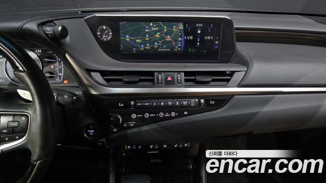 Lexus ES 2019 — photo 19