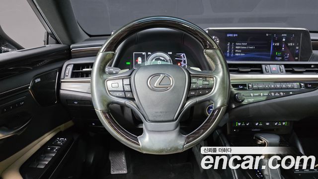 Lexus ES 2019 — photo 20