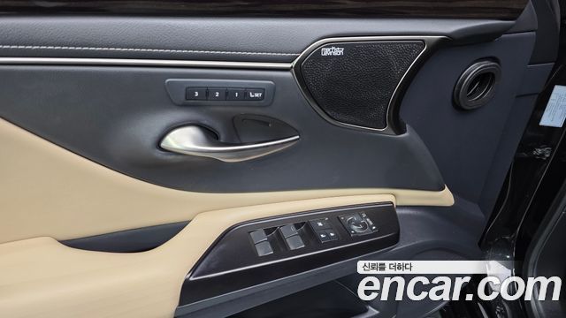 Lexus ES 2019 — photo 26