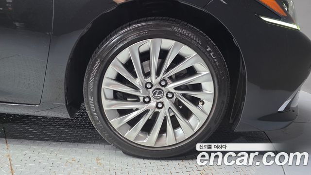 Lexus ES 2019 — photo 7