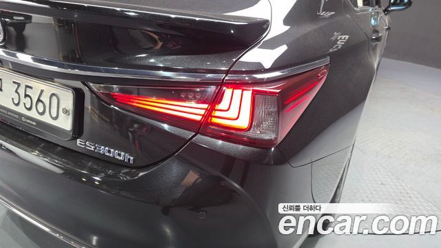 Lexus ES 2019 — photo 9
