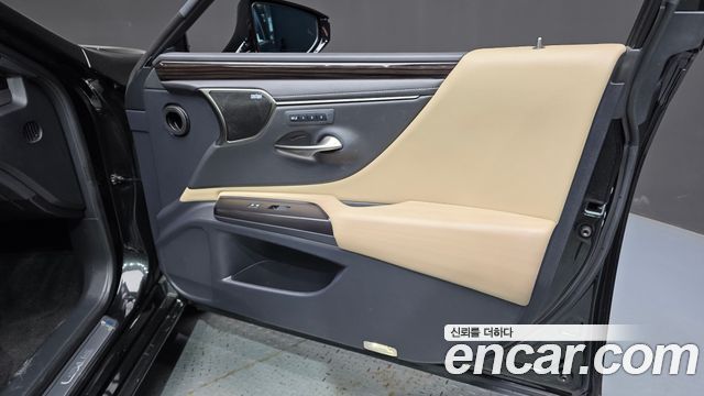 Lexus ES 2019 — photo 14