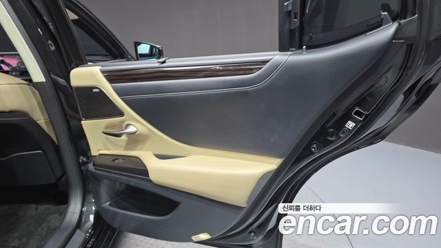 Lexus ES 2019 — photo 15