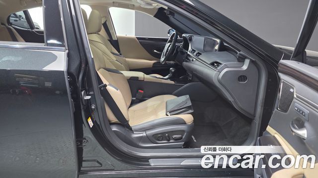 Lexus ES 2019 — photo 16