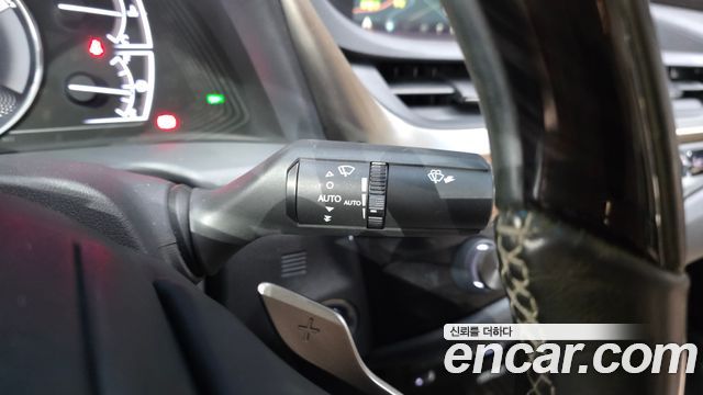 Lexus ES 2019 — photo 30