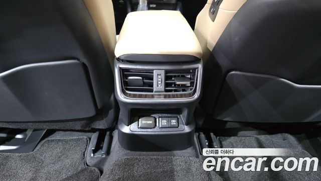 Lexus ES 2019 — photo 36