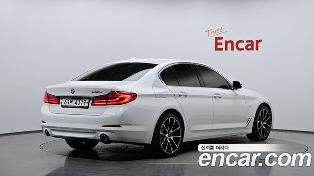 BMW 5-Series 2018 — photo 2