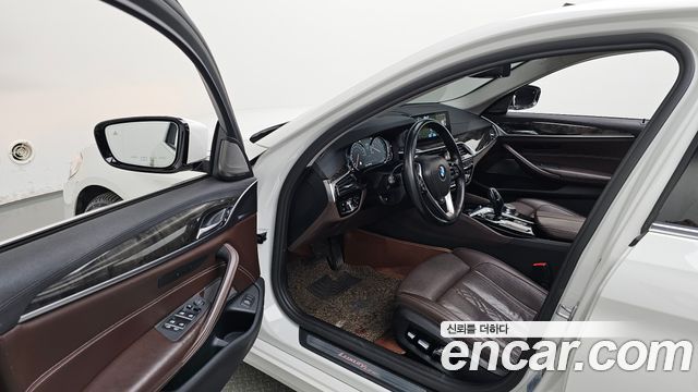 BMW 5-Series 2018 — photo 13
