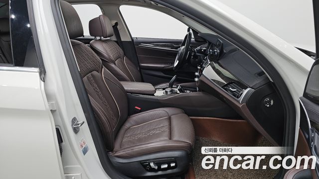 BMW 5-Series 2018 — photo 17