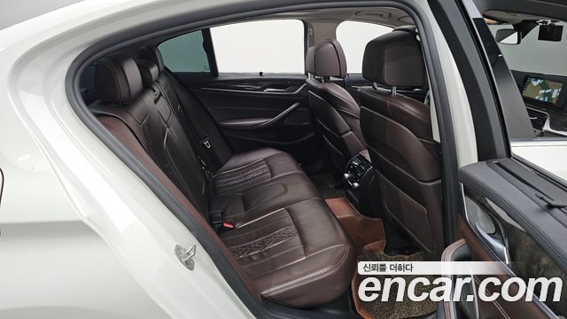 BMW 5-Series 2018 — photo 18