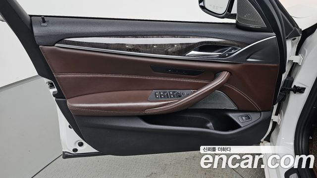BMW 5-Series 2018 — photo 14