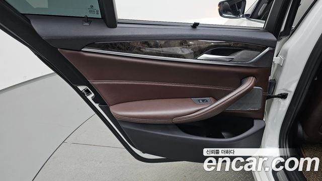 BMW 5-Series 2018 — photo 15