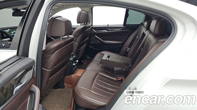 BMW 5-Series 2018 — photo 16