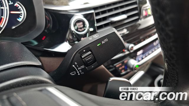 BMW 5-Series 2018 — photo 29