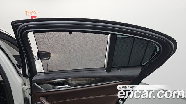 BMW 5-Series 2018 — photo 33