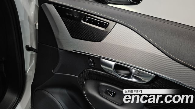 Volvo XC90 2021 — photo 34