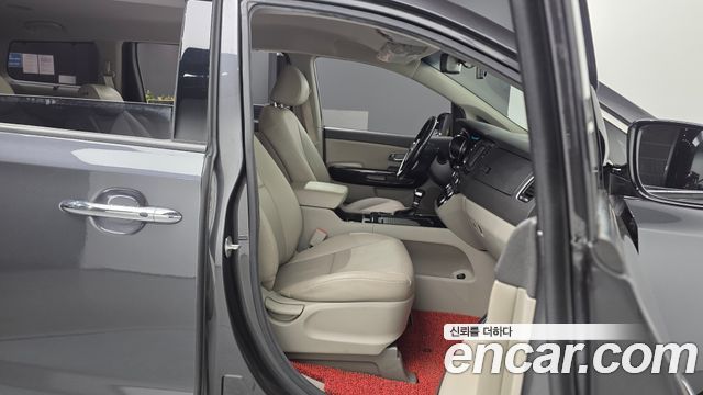 Kia Canival 2018 — photo 17