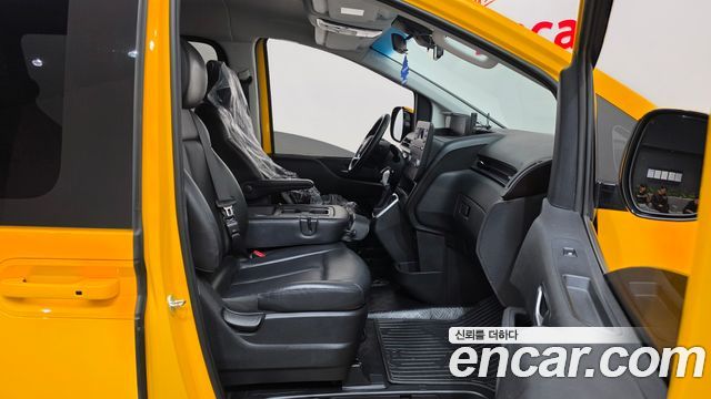 Hyundai Staria 2022 — photo 11