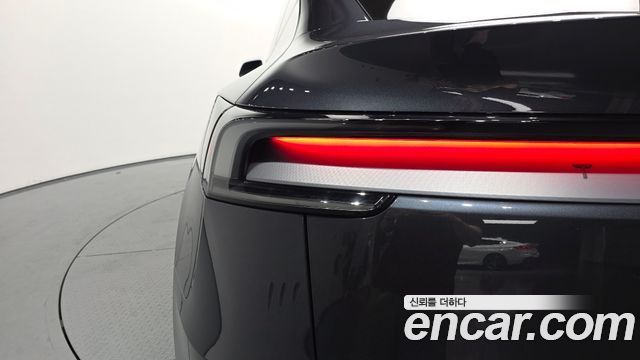 Tesla Model Y 2025 — photo 9