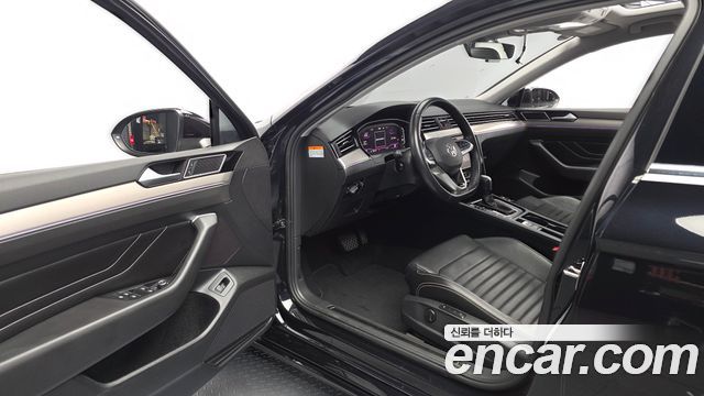 Volkswagen Passat 2022 — photo 13