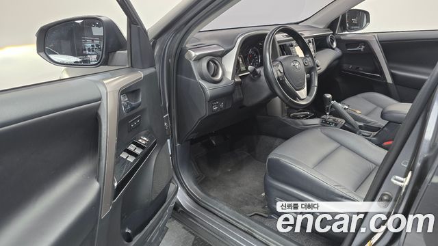Toyota RAV4 2018 — photo 13