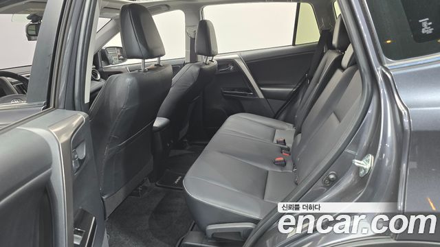 Toyota RAV4 2018 — photo 17