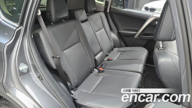 Toyota RAV4 2018 — photo 18