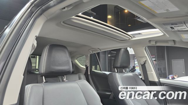 Toyota RAV4 2018 — photo 24