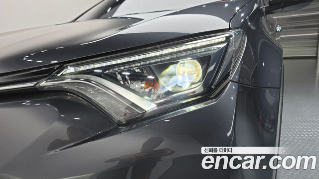 Toyota RAV4 2018 — photo 8