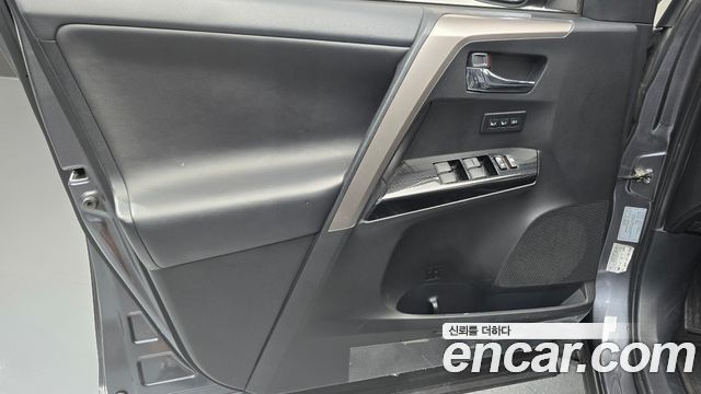 Toyota RAV4 2018 — photo 14