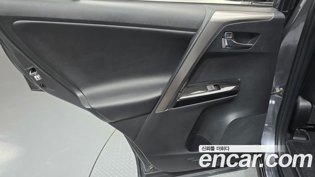 Toyota RAV4 2018 — photo 15
