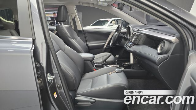 Toyota RAV4 2018 — photo 16